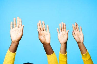 Genç Afrikalı çift stüdyoda avuç içi gösteriyor.  