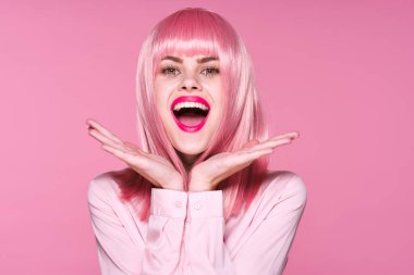 Stüdyoda poz veren pembe peruklu güzel bir kadın. 