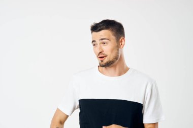 Beyaz arka planda soyutlanmış genç yakışıklı adam. 