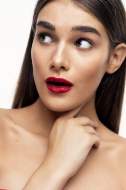 Dudaklarında kırmızı ruj olan güzel bir kadının portresi. Güzellik, moda fotoğrafçılığı 