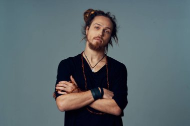 Genç anne stüdyoda poz veriyor.