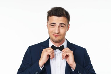 Beyaz papyon takan genç yakışıklı iş adamı. 
