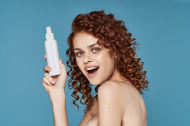 Genç ve güzel bir kadın krem tutuyor. 