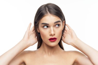 Dudaklarında kırmızı ruj olan güzel bir kadının portresi. Güzellik, moda fotoğrafçılığı 