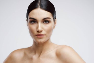 İzole edilmiş arka planda güzel bir kadının portresi.