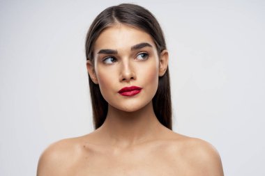 Dudaklarında kırmızı ruj olan güzel bir kadının portresi. Güzellik, moda fotoğrafçılığı 