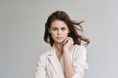 Soyutlanmış arka planda poz veren güzel bir kadın.