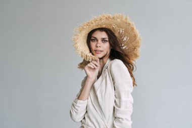 Hasır şapkalı güzel bir kadının portresi. Moda fotoğrafı.