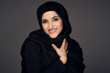 Stüdyoda poz veren genç Arap kadın.                        