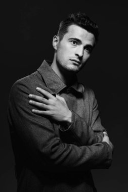 Siyah beyaz, yakışıklı bir adamın portresi. 