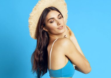 Genç ve güzel bir kadın mavi fındık tarlasında poz veriyor. 