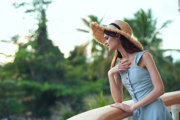 Молодая Женщина Соломенной Шляпе Тропическом Курорте — стоковое фото