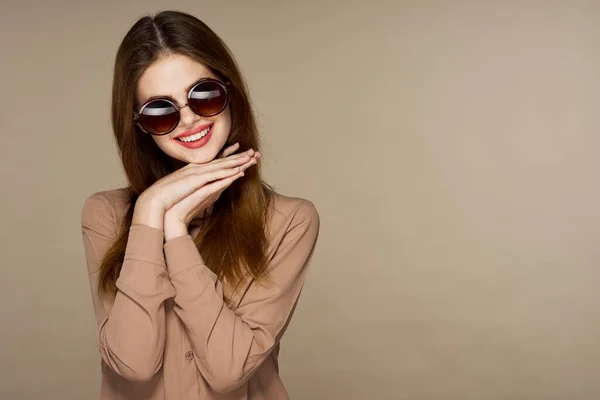 Junge Schöne Frau Mit Sonnenbrille Posiert Studio — Stockfoto