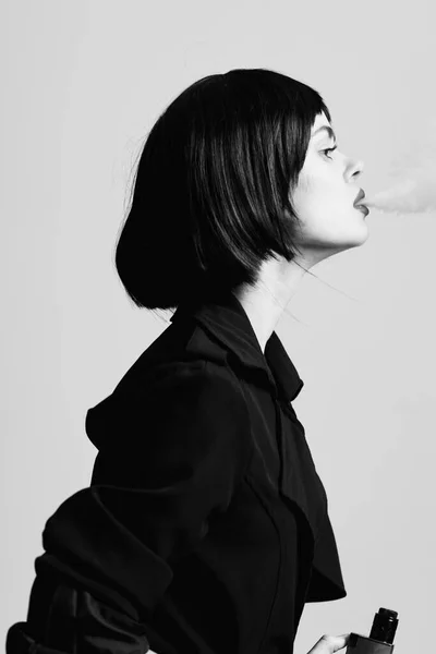 Joven Hermosa Mujer Fumando Estudio Fotografía Moda —  Fotos de Stock