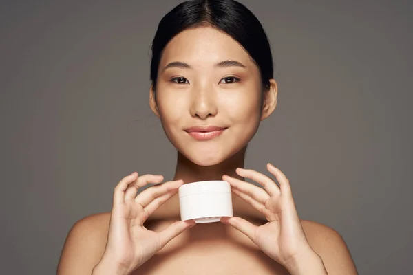 Retrato Hermosa Mujer Asiática Mostrando Crema Sobre Fondo Aislado — Foto de Stock
