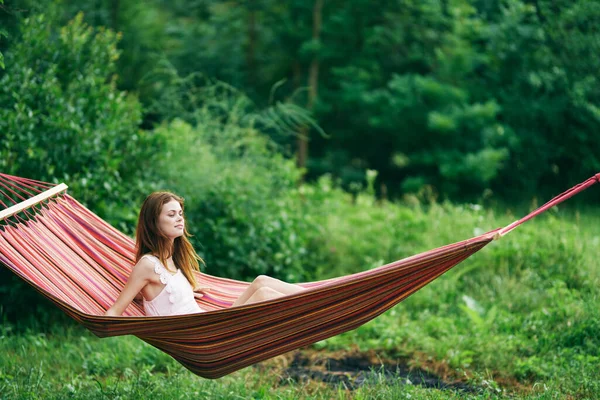 Jovem Bela Mulher Relaxante Rede — Fotografia de Stock