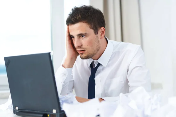 Jovem Empresário Irritado Escritório Usando Laptop — Fotografia de Stock