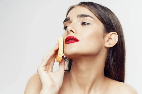 Junge Schöne Frau Reinigt Ihr Gesicht Mit Schwamm Schönheitsroutine Studioaufnahme — Stockfoto