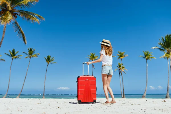 Mujer Joven Con Maleta Roja Playa —  Fotos de Stock