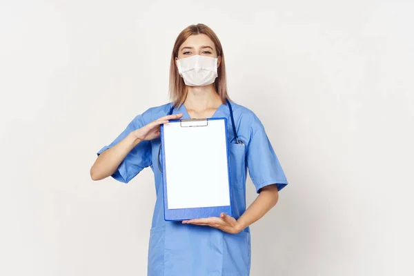 Giovane Donna Medico Con Documento Isolato Sfondo Bianco — Foto Stock