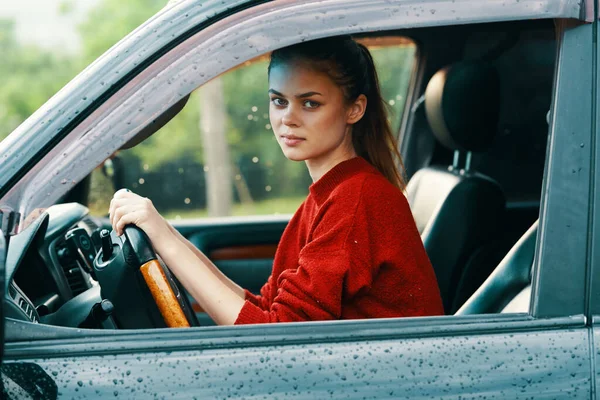 Młoda Piękna Kobieta Kierowca Samochodzie — Zdjęcie stockowe