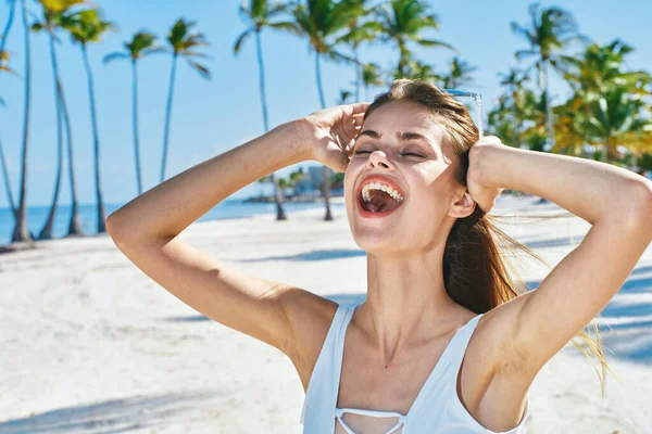 Joven Hermosa Mujer Relajante Playa Tropical — Foto de Stock