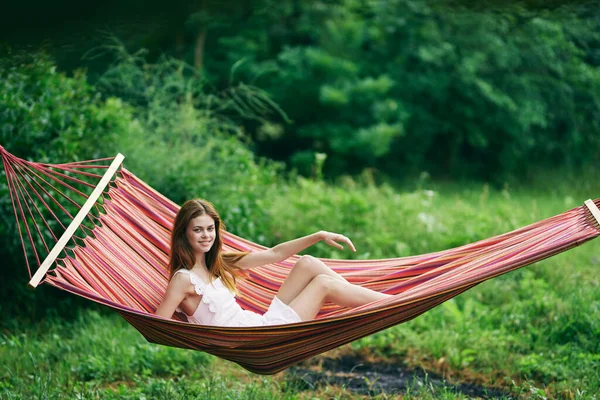 Mladá Krásná Žena Relaxující Houpací Síti — Stock fotografie