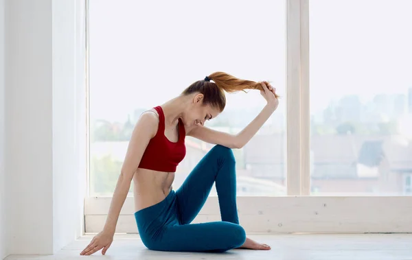 Ung Vacker Kvinna Utövar Yoga — Stockfoto