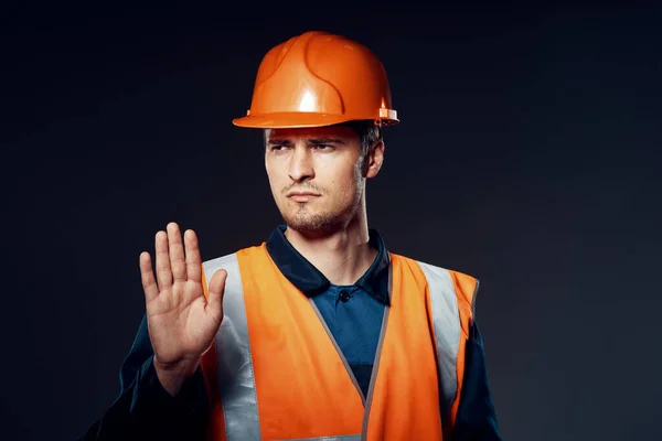 스튜디오 주황색 헬멧을 노동자가 멈추는 — 스톡 사진