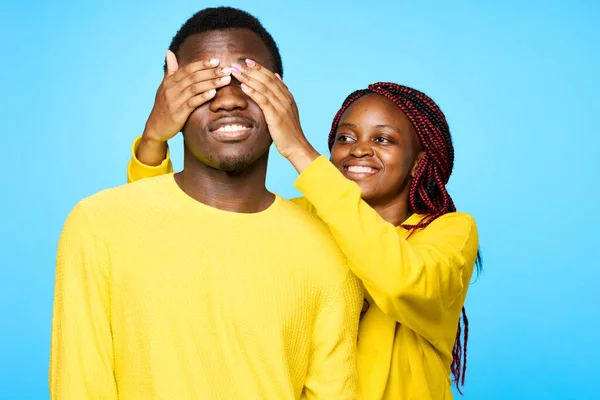 Jovem Lindo Casal Posando Estúdio Fundo Azul Mulher Fechando Olhos — Fotografia de Stock