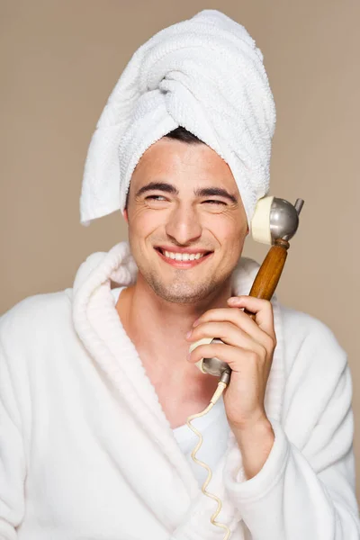 Jovem Homem Emocional Roupão Falando Telefone Vintage Tiro Estúdio Isolados — Fotografia de Stock