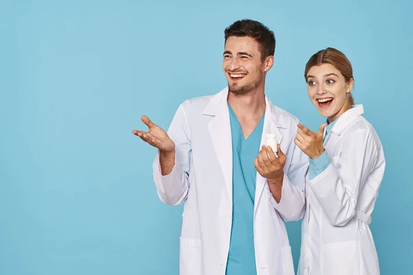 Jóvenes Médicos Sonriendo Aislados Azul — Foto de Stock