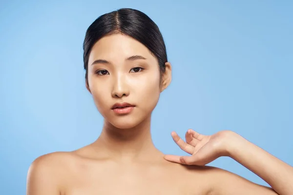 Retrato Joven Hermosa Mujer Asiática Posando Aislada — Foto de Stock