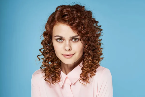 Retrato Una Joven Hermosa Mujer Con Pelo Rizado Captura Estudio —  Fotos de Stock