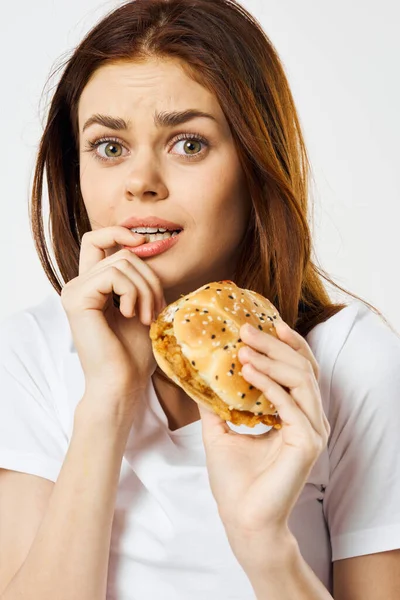 ハンバーガーと若い美しい女性 スタジオショット — ストック写真