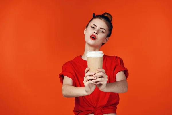 Ung Vacker Kvinna Som Håller Kaffekopp — Stockfoto