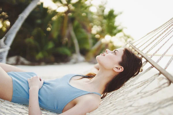 Mladá Krásná Žena Relaxující Houpací Síti — Stock fotografie