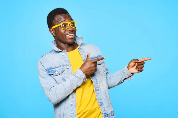 Joven Apuntando Aislado Sobre Fondo Azul — Foto de Stock