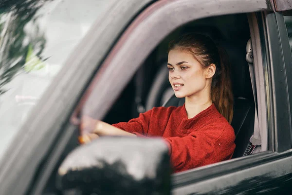 Młoda Piękna Kobieta Kierowca Samochodzie — Zdjęcie stockowe