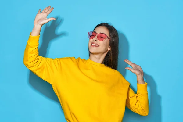 Jovem Mulher Bonita Com Mãos Estúdio Isolado Fundo Azul — Fotografia de Stock