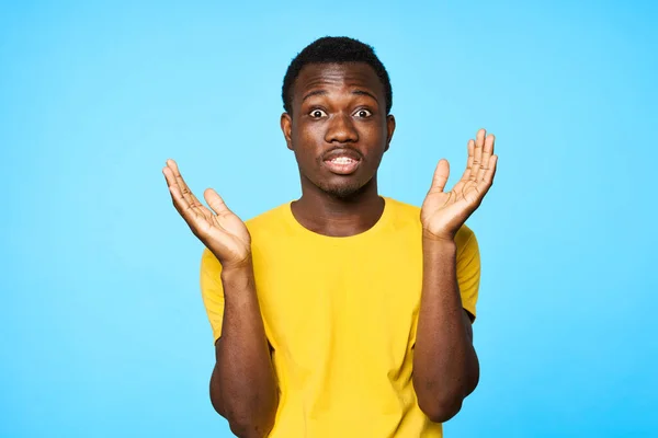 Jovem Homem Africano Está Confuso Isolado Fundo Azul — Fotografia de Stock
