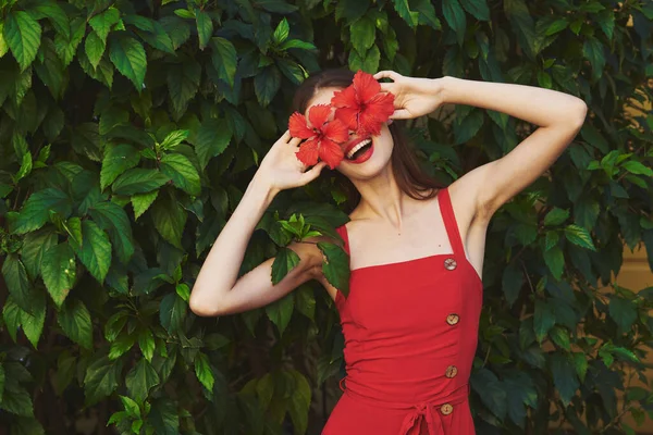 Jeune Belle Femme Avec Des Fleurs Rouges Dans Jardin — Photo