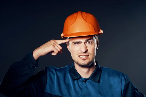 스튜디오 머리를 겨누고 주황색 헬멧을 근로자 — 스톡 사진
