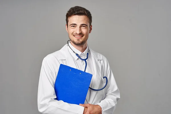 Colpo Studio Giovane Medico Sorridente Sfondo Isolato — Foto Stock