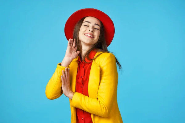 Jeune Femme Veste Jaune Souriant Sur Fond Bleu — Photo