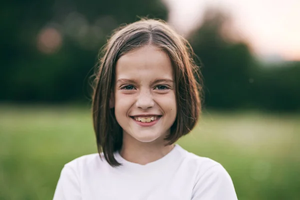 Jong Schattig Meisje Het Hebben Van Plezier Kamille Veld — Stockfoto