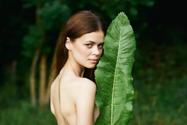 Joven Hermosa Mujer Posando Con Hoja Verde Jardín — Foto de Stock