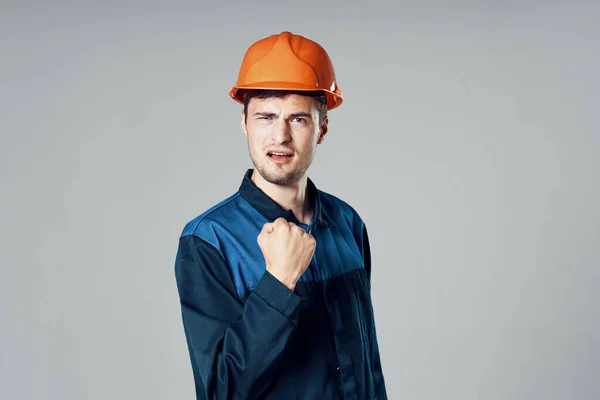 Studioaufnahmen Industriearbeiter Mit Orangefarbenem Helm Ist Stark — Stockfoto