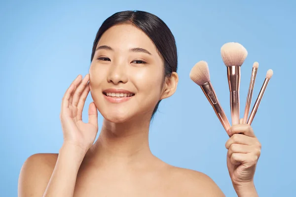 Beautiful Asian Woman Holding Brushes — 스톡 사진