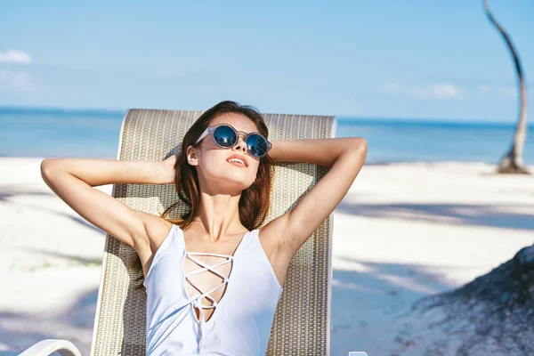 Young Beautiful Woman Relaxing Sunbed Beach — Stock Photo, Image
